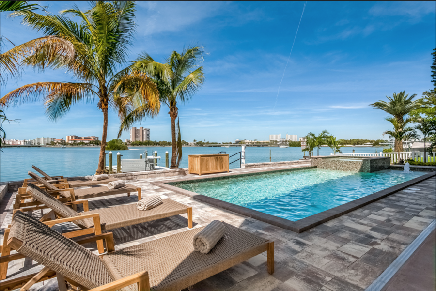 Admiral Sun Lounge